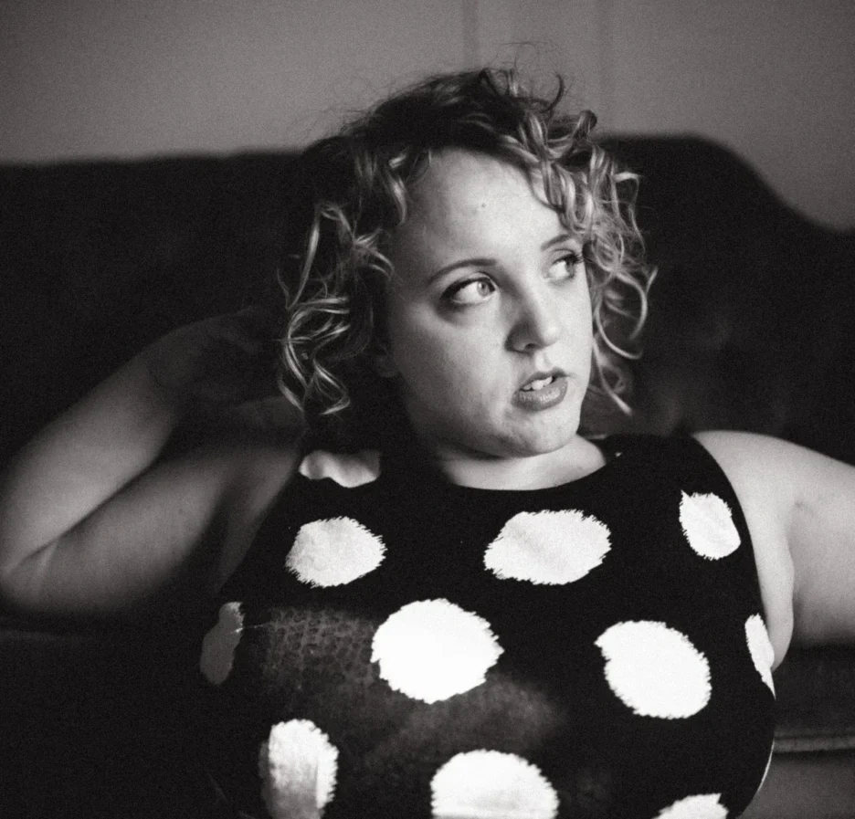 Sarah Giles and the Art of Keeping a Big Voice Small