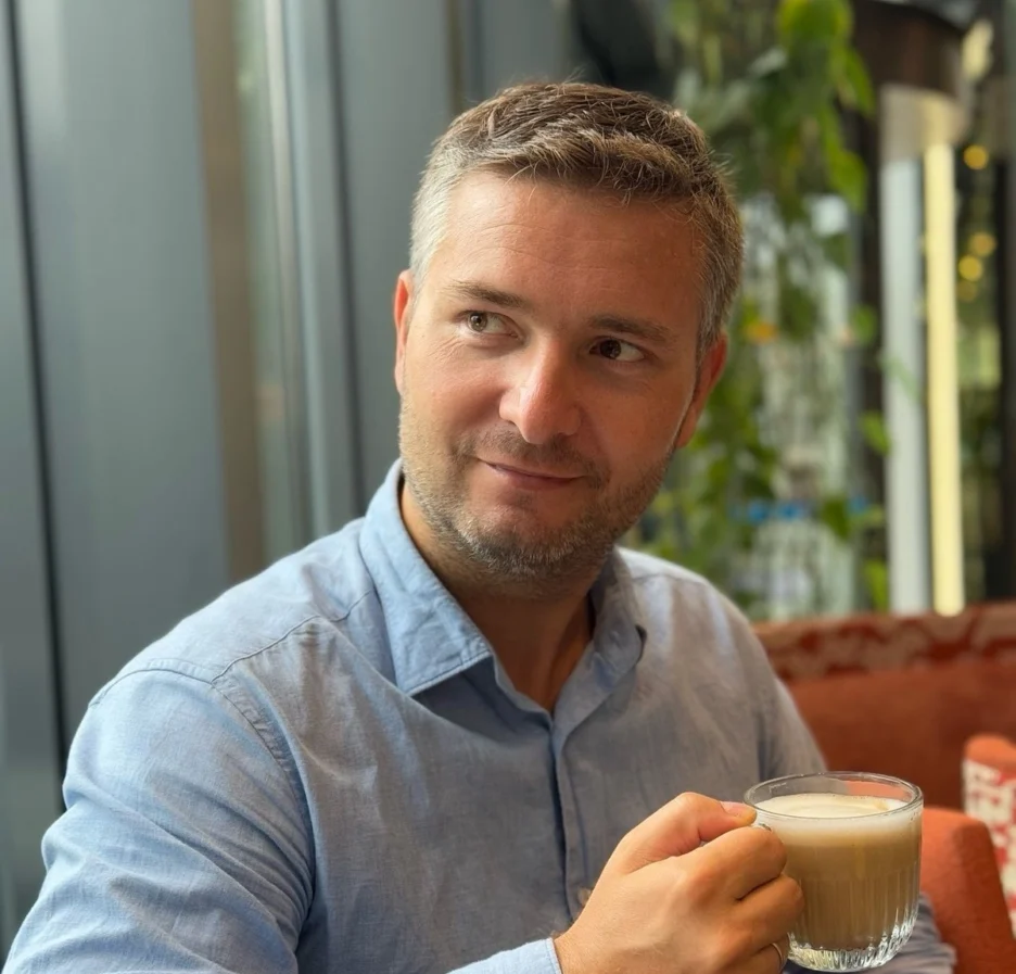 Alex Shkudun and the Art of the Glowing Hourglass on NO TIME