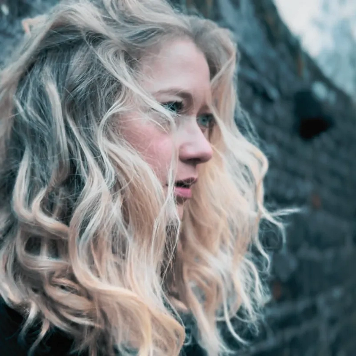 Voiseau and the Art of the Weightless Bridge on the Indie Folk Single Main St