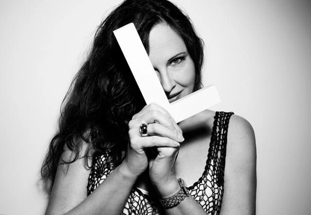 The Look of Neo-Femme Fatale Darkwave on M, the Leonie Mac Album with Audiothrillseeker